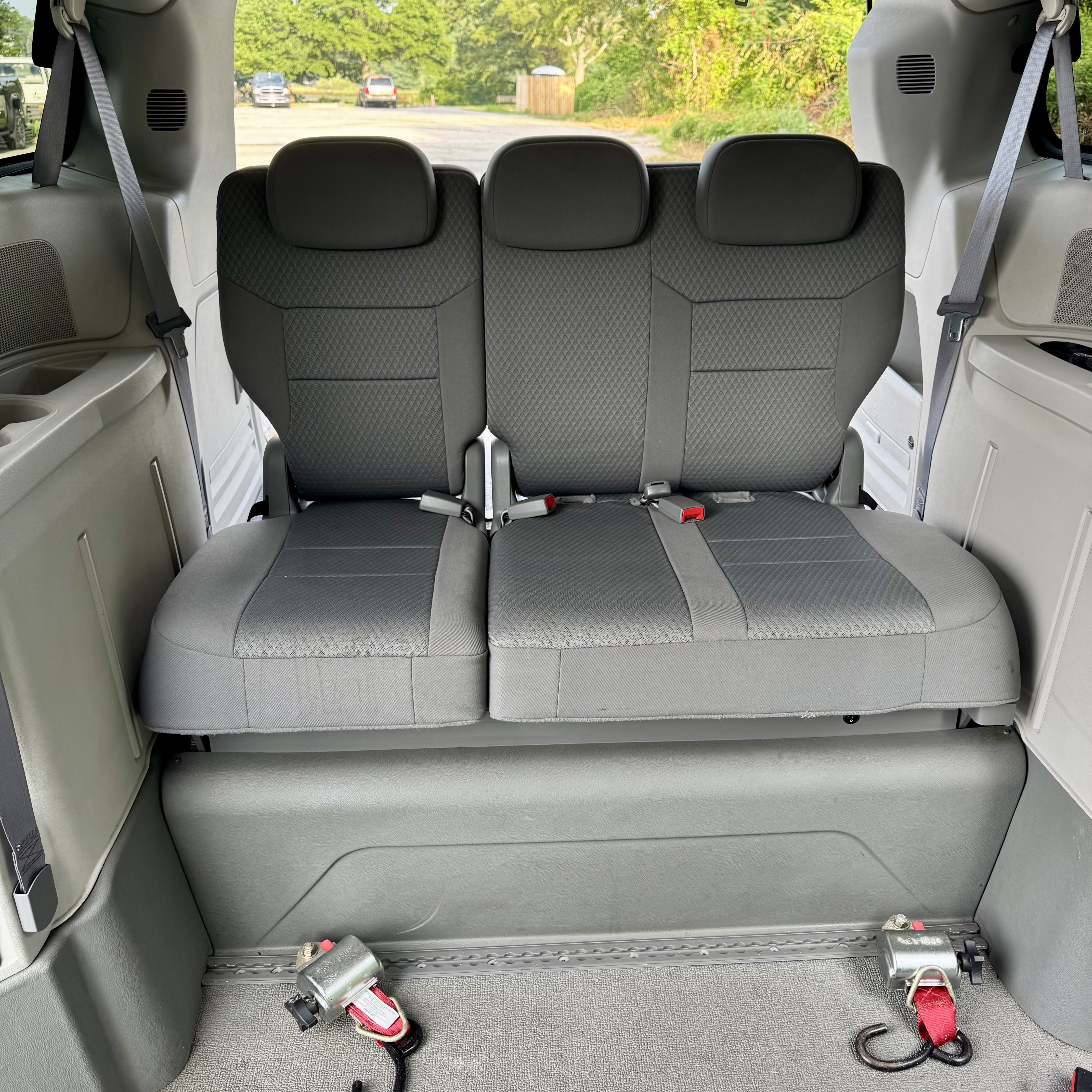 Used 2010 Chrysler Town & Country Touring FWD image 6