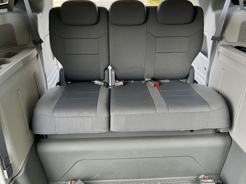 Used 2010 Chrysler Town & Country Touring FWD image 6