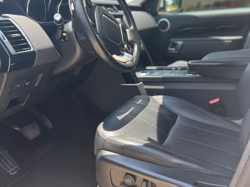 Used 2020 Land Rover Discovery SE image 9