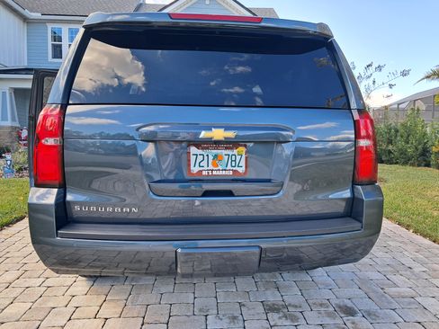 Used 2020 Chevrolet Suburban LT image 4