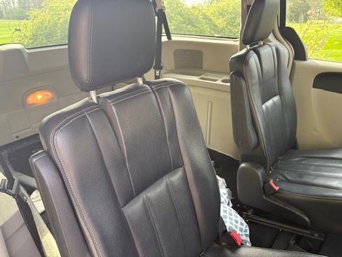 Used 2014 Chrysler Town & Country Touring FWD image 12