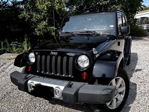 Used 2012 Jeep Wrangler Unlimited Sahara w/ Connectivity Group AWD/4WD image 4