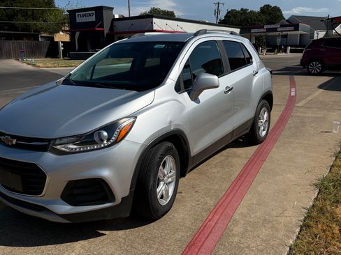 Used 2020 Chevrolet Trax LT w/ LT Convenience Package FWD image 5