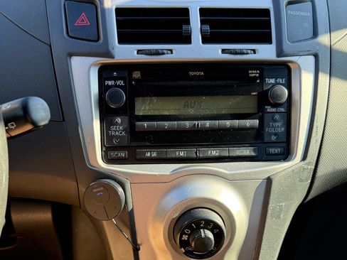 Used 2009 Toyota Yaris 4-Door Hatchback FWD image 12