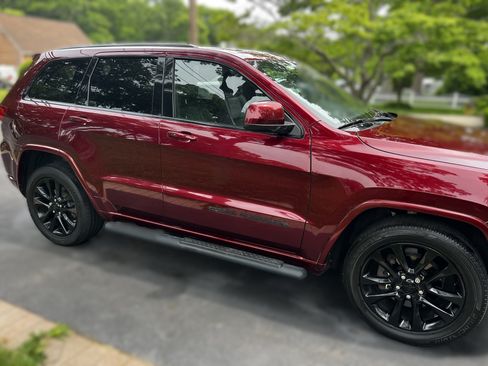 Used 2018 Jeep Grand Cherokee Altitude AWD/4WD image 5