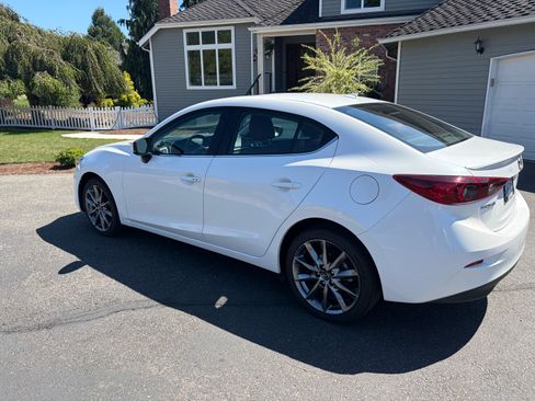 Used 2018 MAZDA MAZDA3 Touring FWD image 2