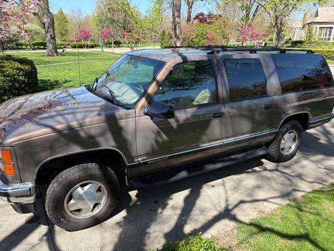 Used 1998 GMC Suburban 4WD w/ Marketing Opt Pkg 3 image 6