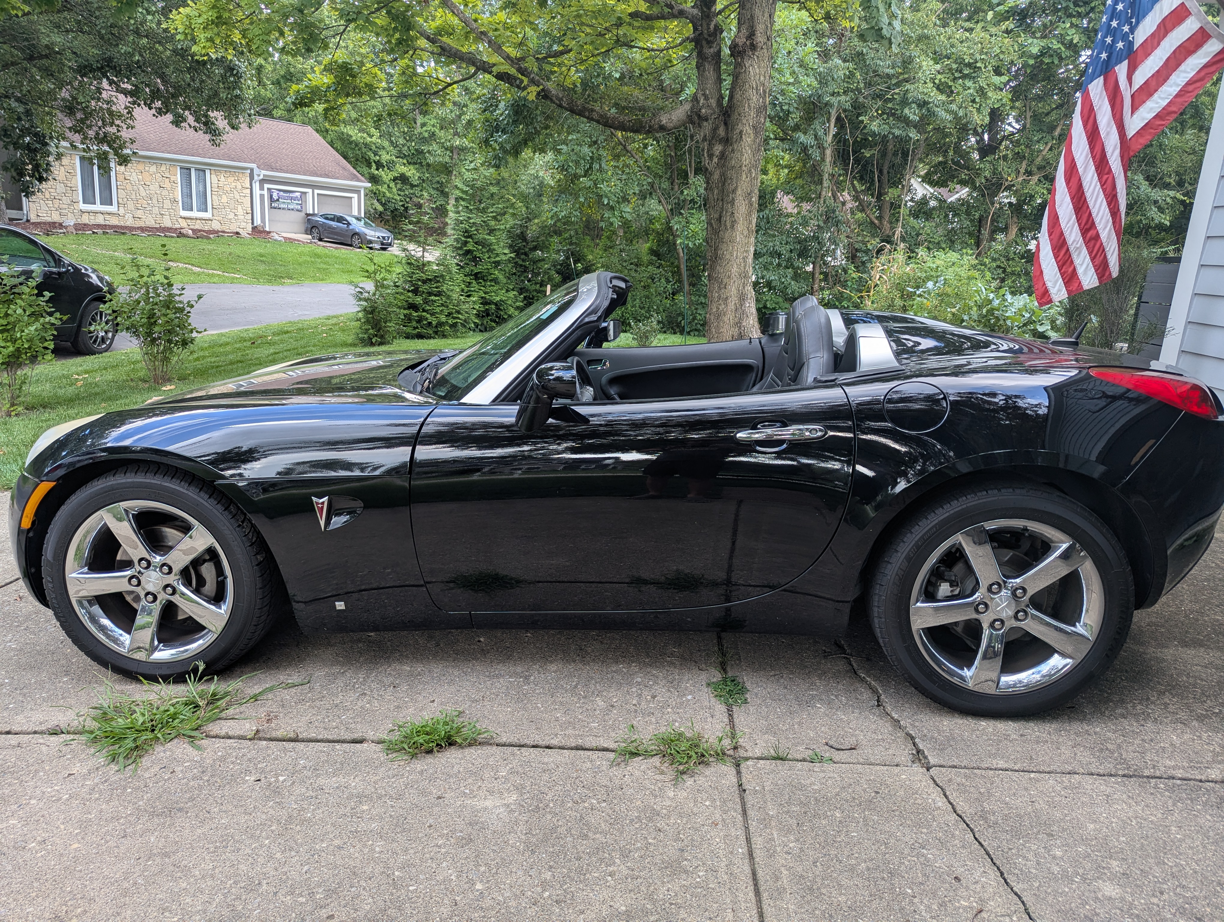 Used 2006 Pontiac Solstice Convertible w/ Premium Package RWD image 2