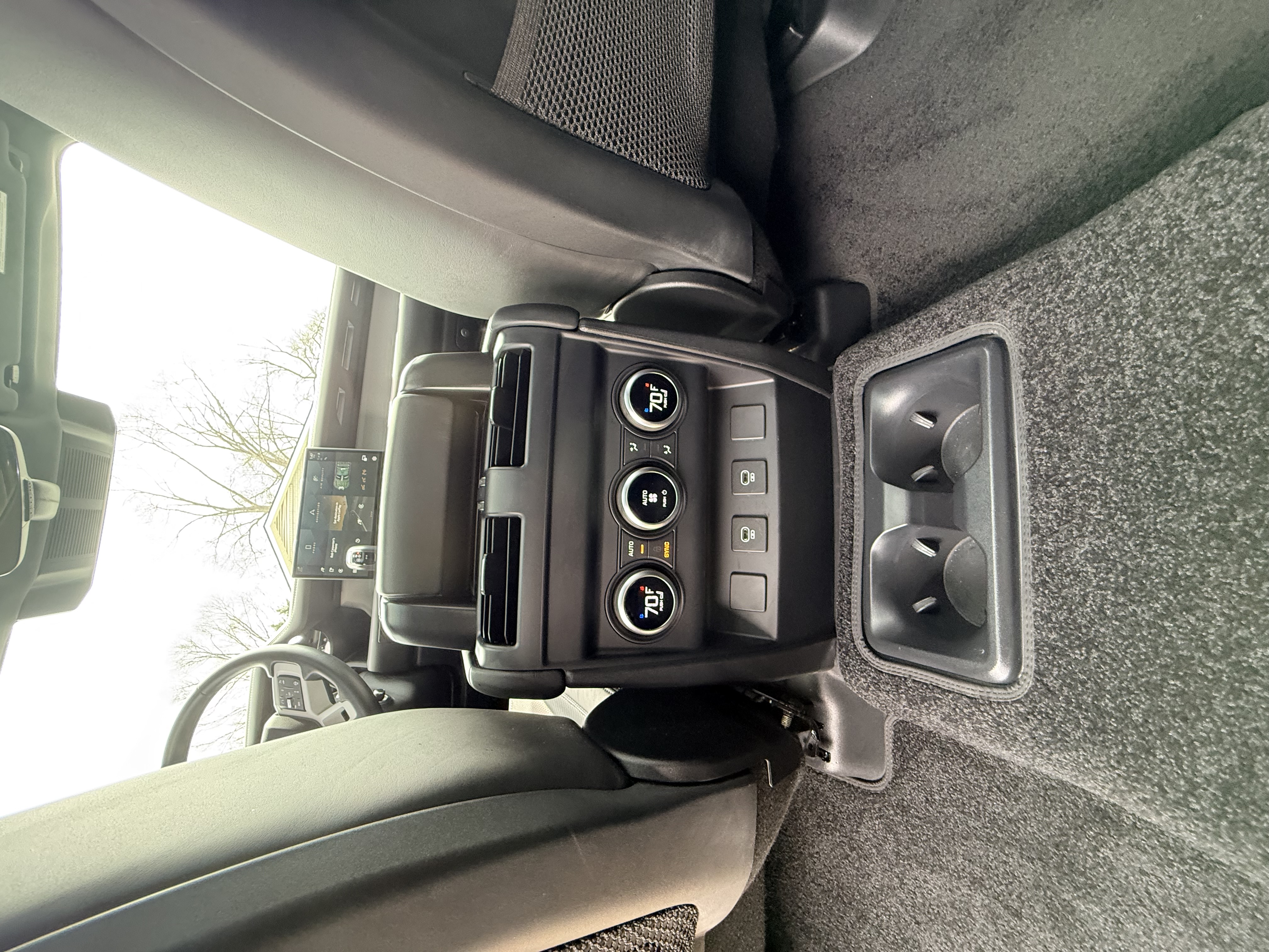Used 2025 Land Rover Defender 130 X-Dynamic SE AWD/4WD image 9