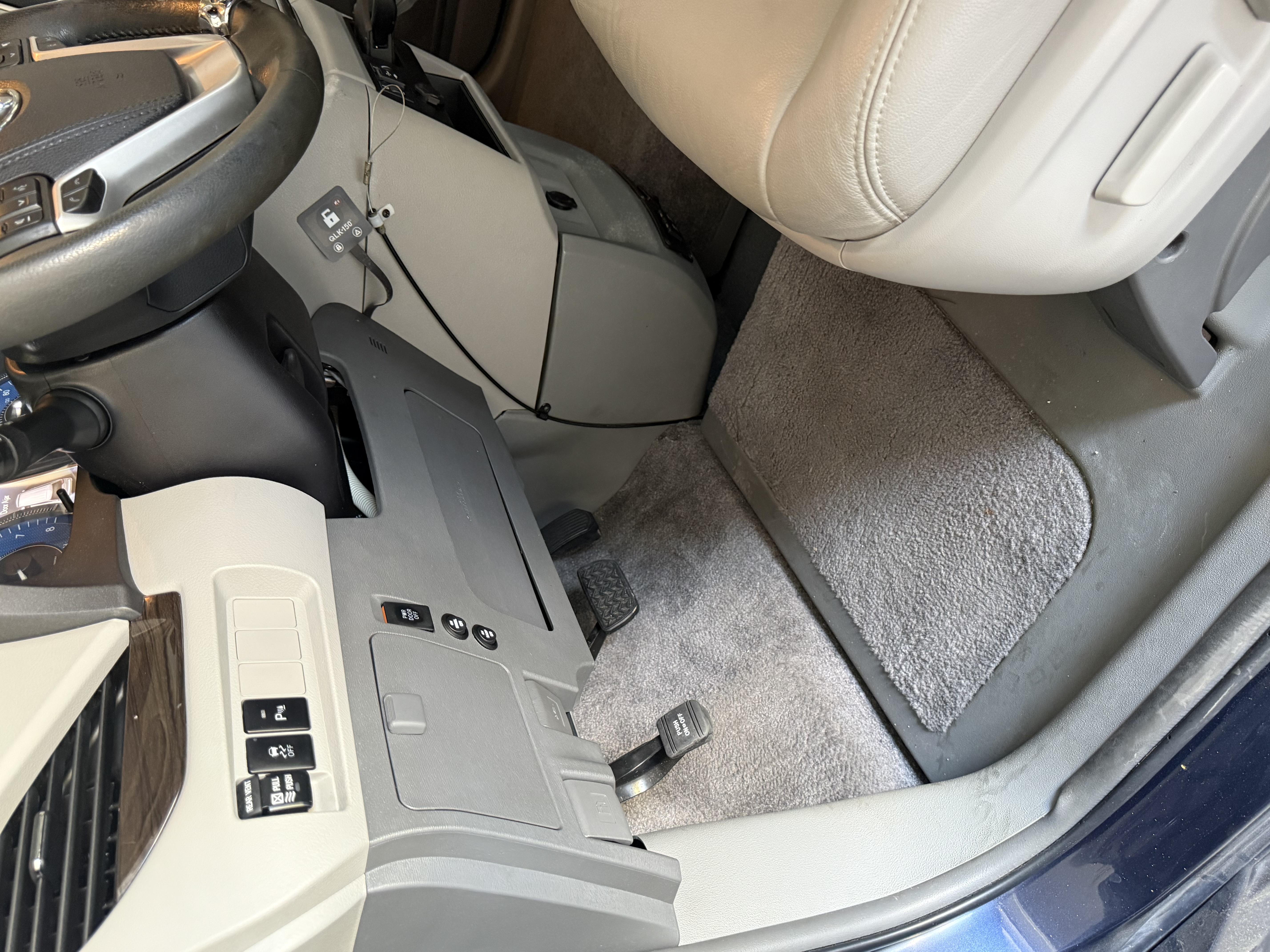 Used 2018 Toyota Sienna XLE w/ XLE Navigation Package FWD image 10