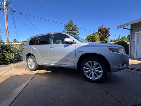 Used 2010 Toyota Highlander Limited w/ Extra Value Pkg 3 AWD/4WD image 8