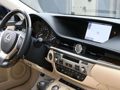 Used 2015 Lexus ES 350 w/ Luxury Package image 4