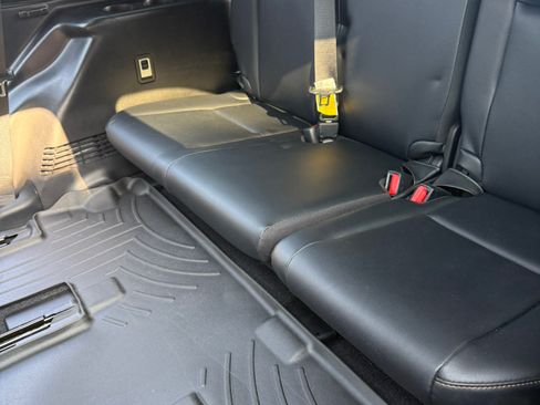 Used 2018 Toyota Highlander Limited Platinum AWD/4WD image 10