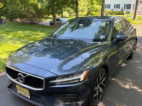 Used 2020 Volvo S60 T5 Momentum FWD image 1