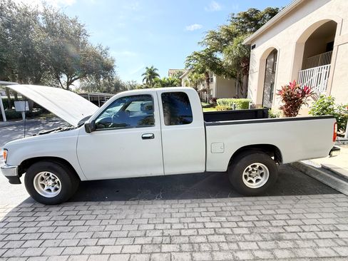 Used 1996 Toyota T100 DX image 2