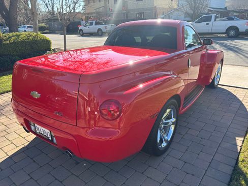 Used 2006 Chevrolet SSR w/ Preferred Equipment Group image 11