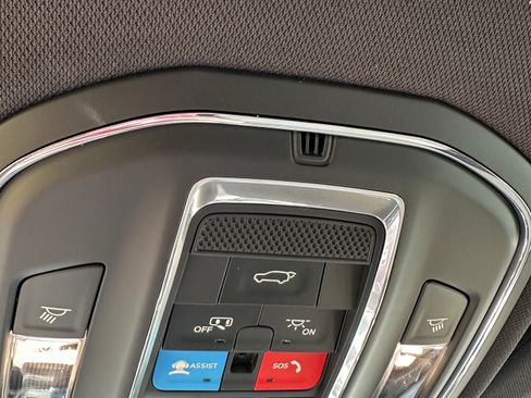 Used 2024 Jeep Grand Cherokee Limited w/ Luxury Tech Group II image 11