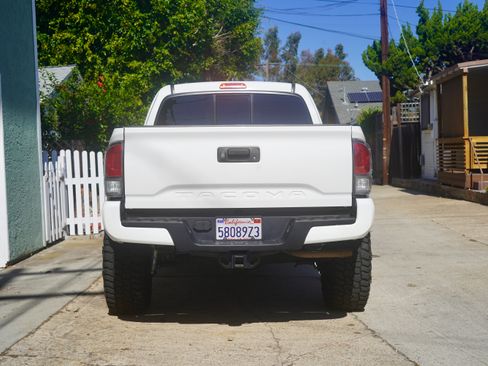 Used 2022 Toyota Tacoma TRD Sport image 14