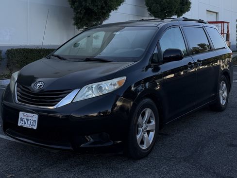 Used 2012 Toyota Sienna LE w/ Towing Pkg FWD image 1
