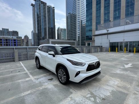 Used 2020 Toyota Highlander Platinum image 12
