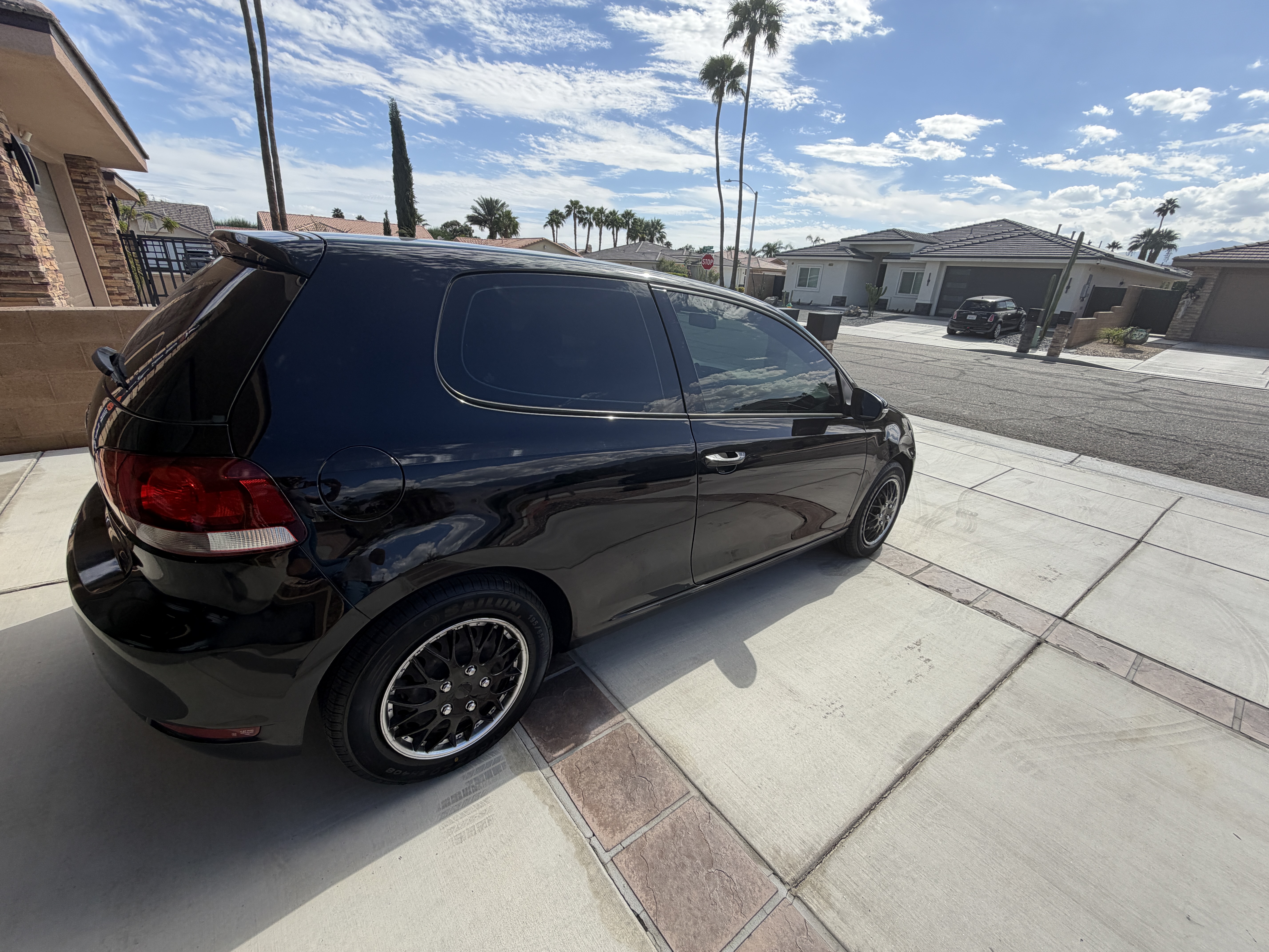 Used 2010 Volkswagen Golf 2-Door FWD image 4