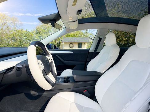 Used 2024 Tesla Model Y Long Range image 12