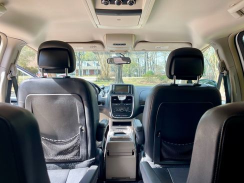 Used 2016 Chrysler Town & Country Touring image 25