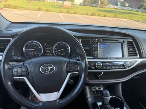 Used 2017 Toyota Highlander Limited Platinum AWD/4WD image 6
