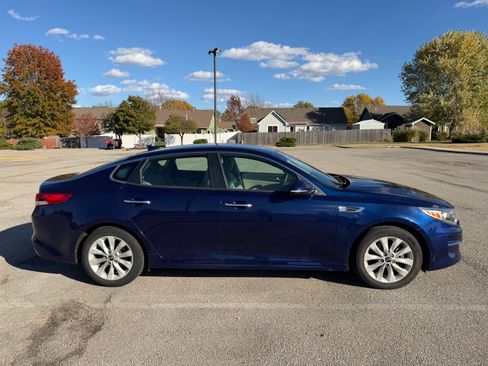 Used 2017 Kia Optima LX image 2