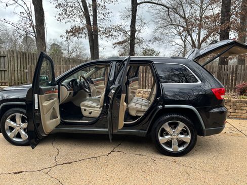 Used 2011 Jeep Grand Cherokee Overland RWD image 9