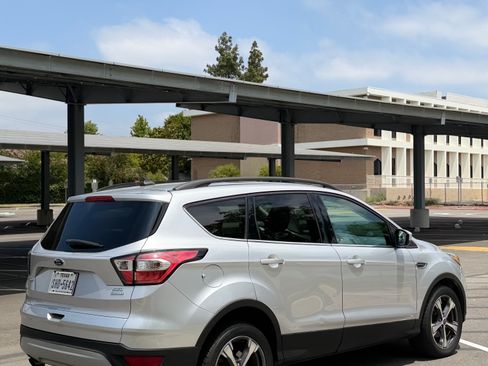 Used 2018 Ford Escape SEL w/ Ford Safe & Smart Package FWD image 4