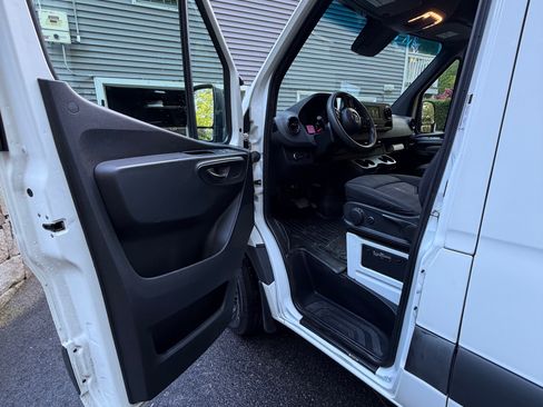 Used 2020 Mercedes-Benz Sprinter 2500 image 8