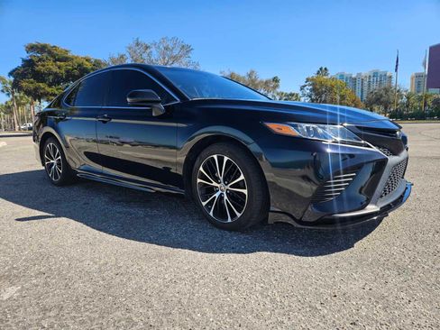 Used 2020 Toyota Camry SE image 2