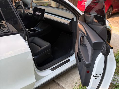 Used 2024 Tesla Model Y Long Range AWD/4WD image 5