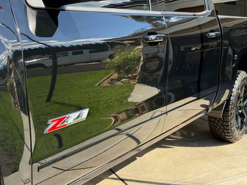 Used 2017 Chevrolet Silverado 1500 LTZ Z71 w/ Midnight Edition image 9