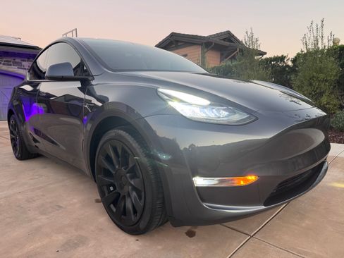 Used 2022 Tesla Model Y Long Range image 2