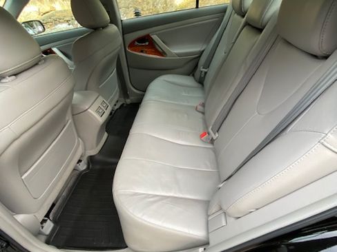 Used 2011 Toyota Camry XLE image 8