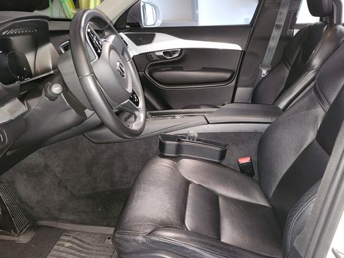 Used 2018 Volvo XC90 T6 Momentum w/ Convenience Package image 6