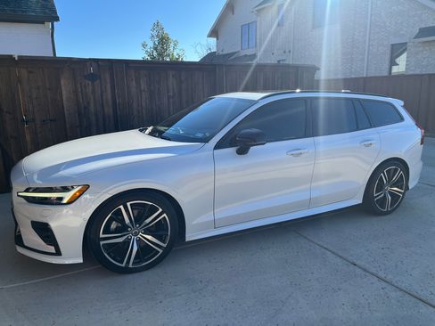 Used 2020 Volvo V60 T6 R-Design image 1