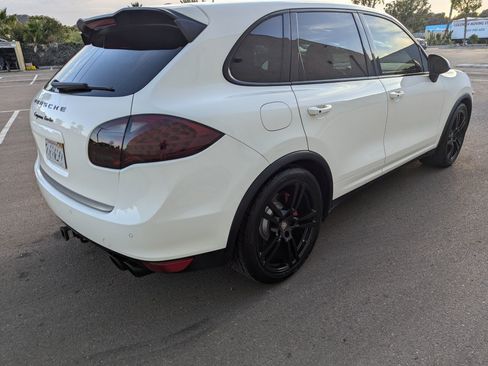 Used 2011 Porsche Cayenne Turbo image 9