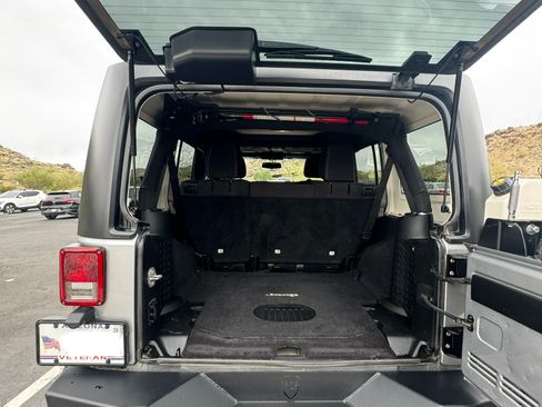 Used 2015 Jeep Wrangler Unlimited Rubicon w/ Connectivity Group image 18