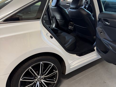 Used 2021 Toyota Avalon Touring image 1