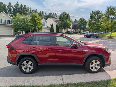 Used 2021 Toyota RAV4 XLE w/ Convenience Package AWD/4WD image 2