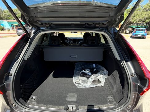 Used 2022 Volvo XC60 B5 Inscription w/ Advanced Package image 5