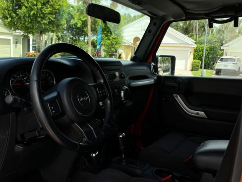 Used 2011 Jeep Wrangler Unlimited Sahara AWD/4WD image 13