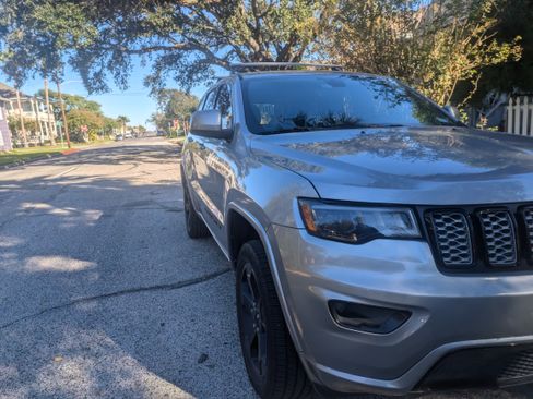 Used 2019 Jeep Grand Cherokee Altitude image 8