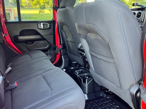 Used 2018 Jeep Wrangler Unlimited Sahara image 6