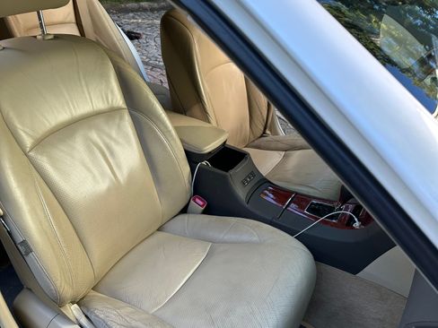 Used 2010 Lexus ES 350 w/ Preferred Accessory Package FWD image 11