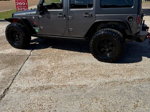 Used 2017 Jeep Wrangler Unlimited Rubicon w/ Connectivity Group image 2