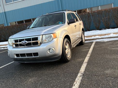 Used 2011 Ford Escape XLT w/ Cargo Pkg image 2